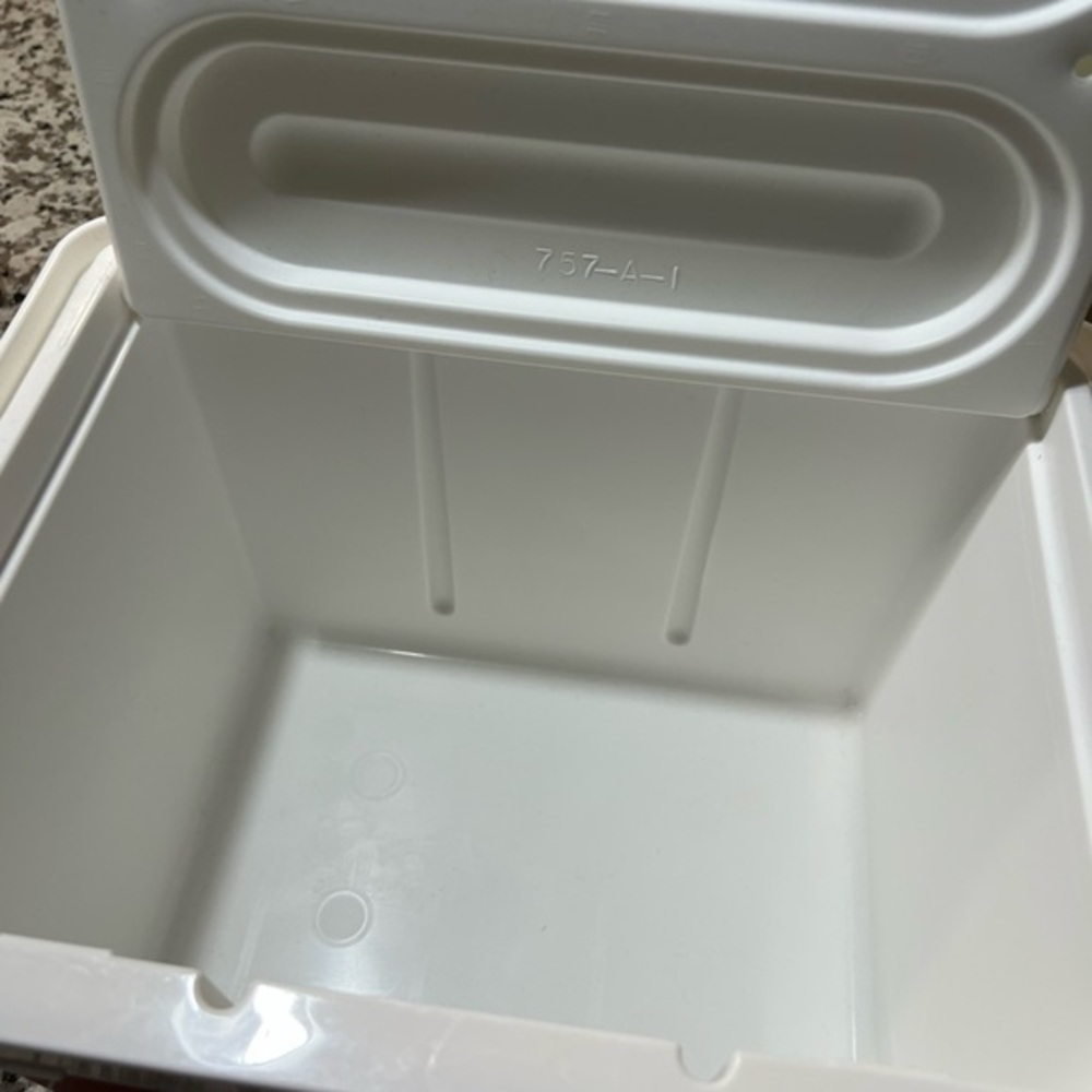 igloo cooler - Picture 2 of 2